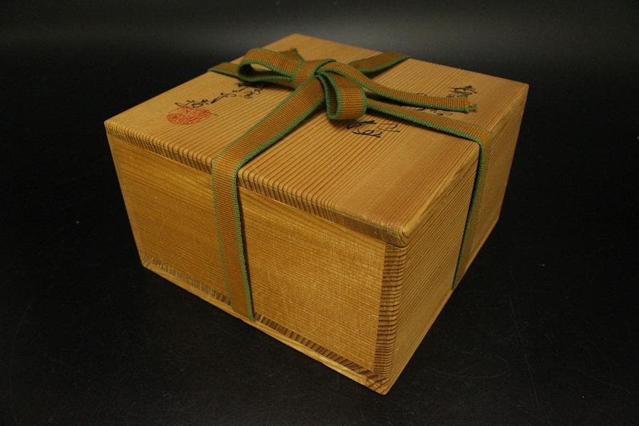 茶道具 抹茶茶碗 色絵 金彩 花文様 清宗寺印 平茶碗 木箱入(メ1750)