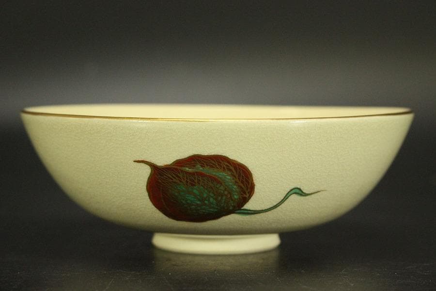 茶道具 抹茶茶碗 色絵 金彩 花文様 清宗寺印 平茶碗 木箱入(メ1750)