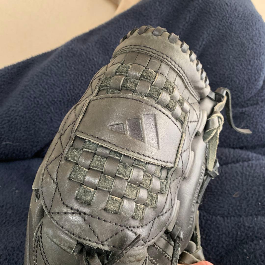 adidas軟式や野球グローブ　右投げ　投手用　黒色