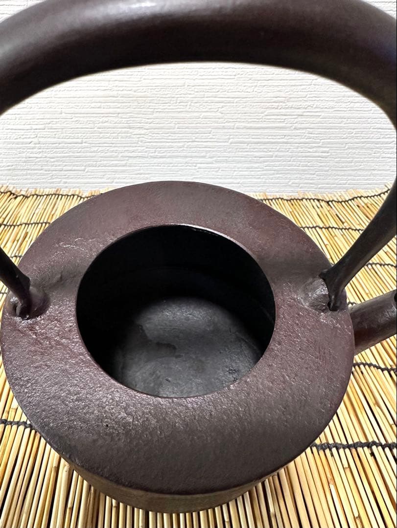 未使用品、供箱等付属品付　水沢鋳物工業協同組合販売　肩衝糸目　１２型　南部鉄瓶