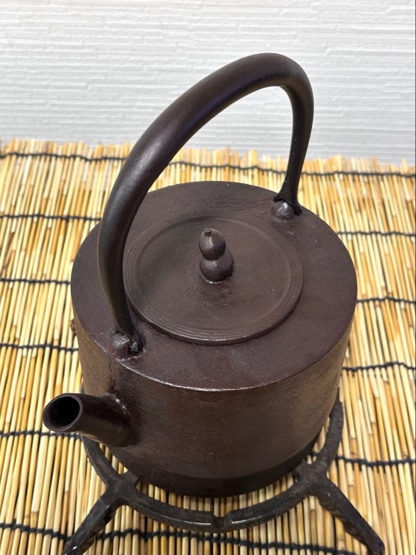 未使用品、供箱等付属品付　水沢鋳物工業協同組合販売　肩衝糸目　１２型　南部鉄瓶