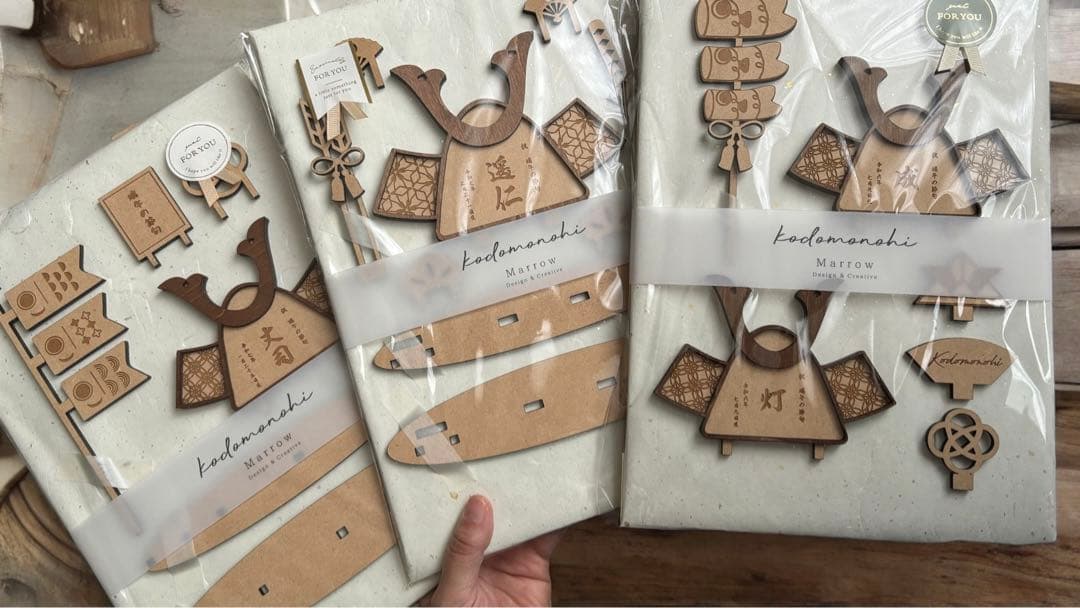 〖 予約販売 〗二つ並んだ五月人形 兄弟 双子 名入り木札 兜 出産祝い