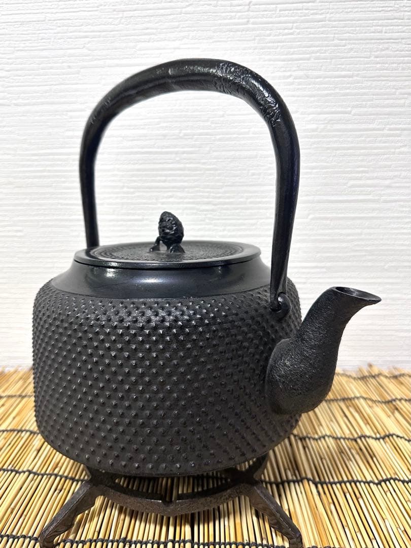未使用品　成龍堂鋳造所 伝統工芸士 及川　齋（齋峰)造万代屋アラレ3升　南部鉄瓶