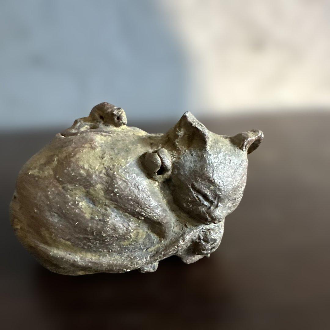 お値下げ‼️可愛い眠り猫　猫の姿の蓋付き陶器彫刻