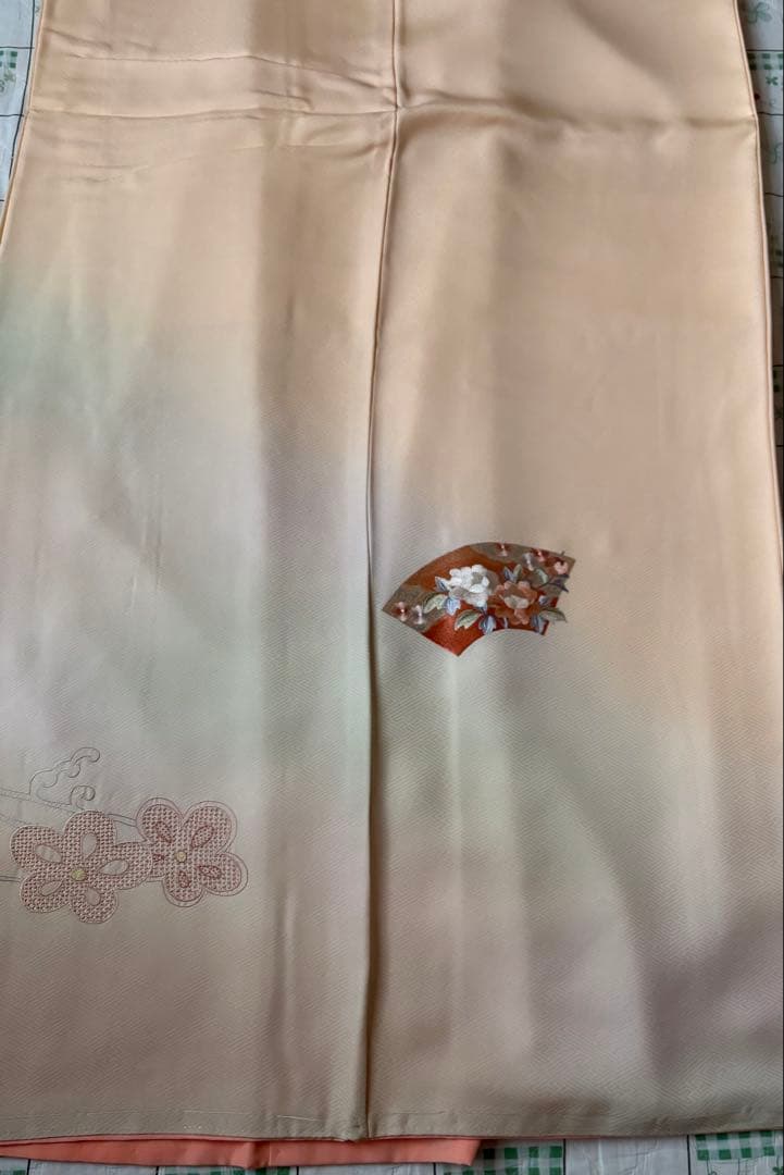 新品 しつけ糸付き 訪問着 扇に梅文様 手刺繍 淡色 古典柄