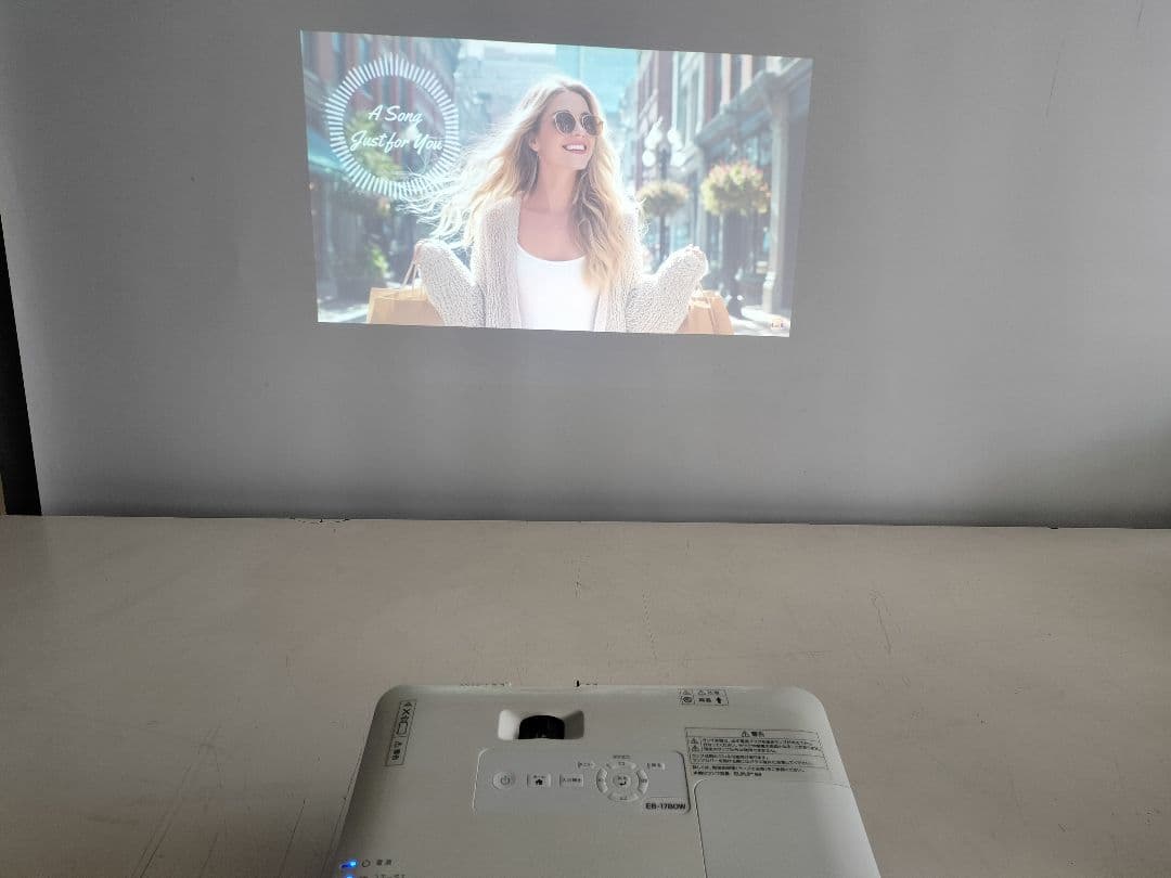 エプソン　EPSON EB-1780W プロジェクター 軽量薄型　スリム　短焦点