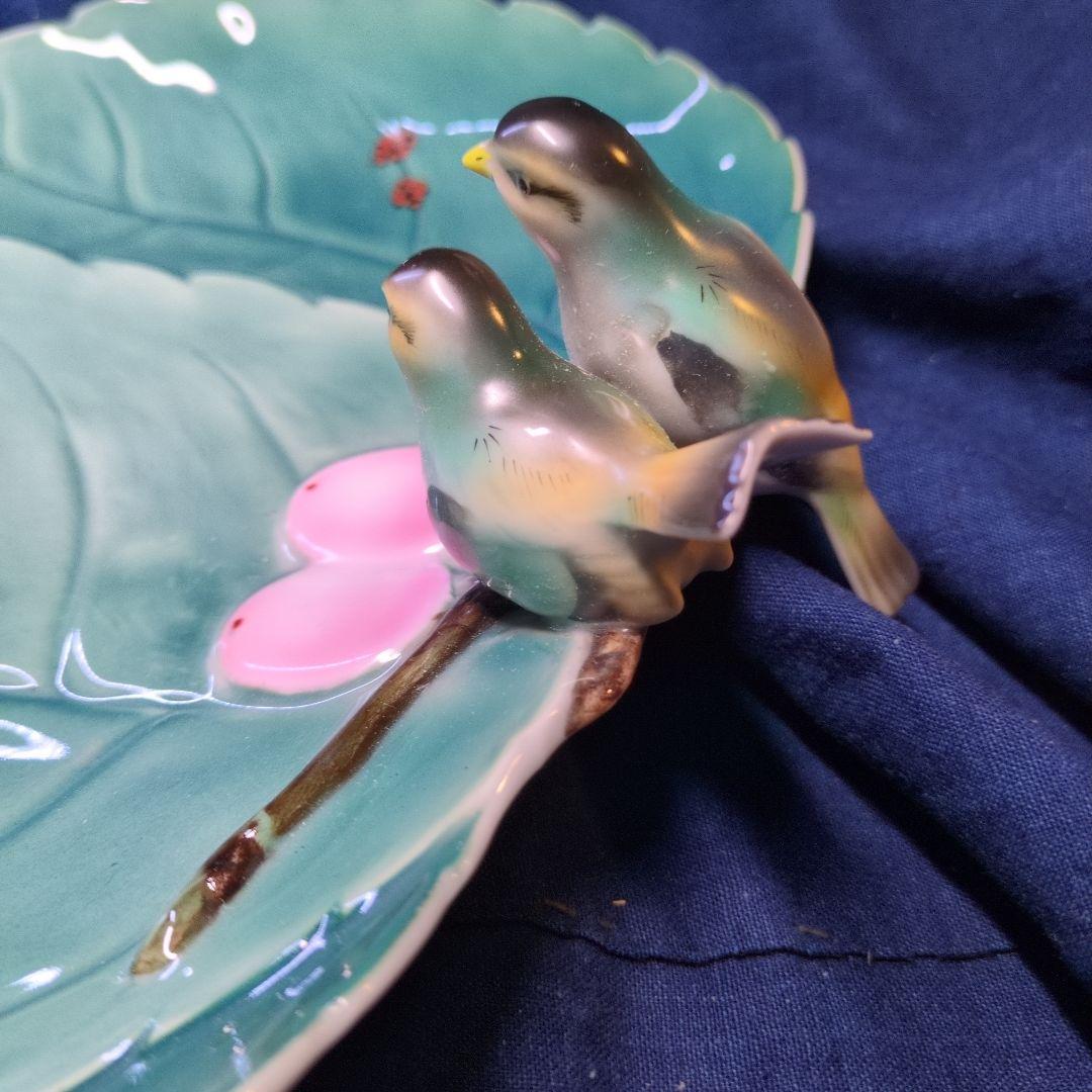 とても古い深川製の陶磁器、2羽の小鳥とてんとう虫