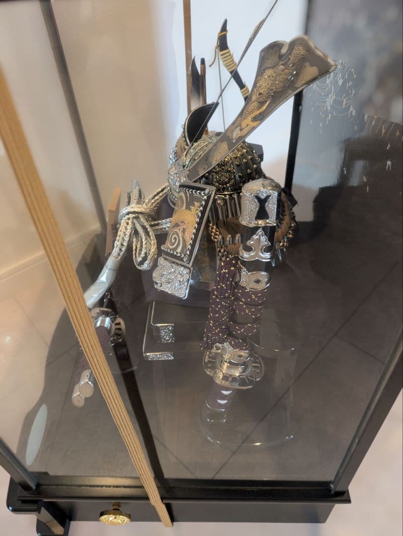 人形の鳳玉 五月人形 12号燻し銀彫金兜飾 飾り台ケース