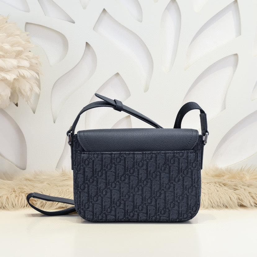 ブラック メッセンジャーバッグ