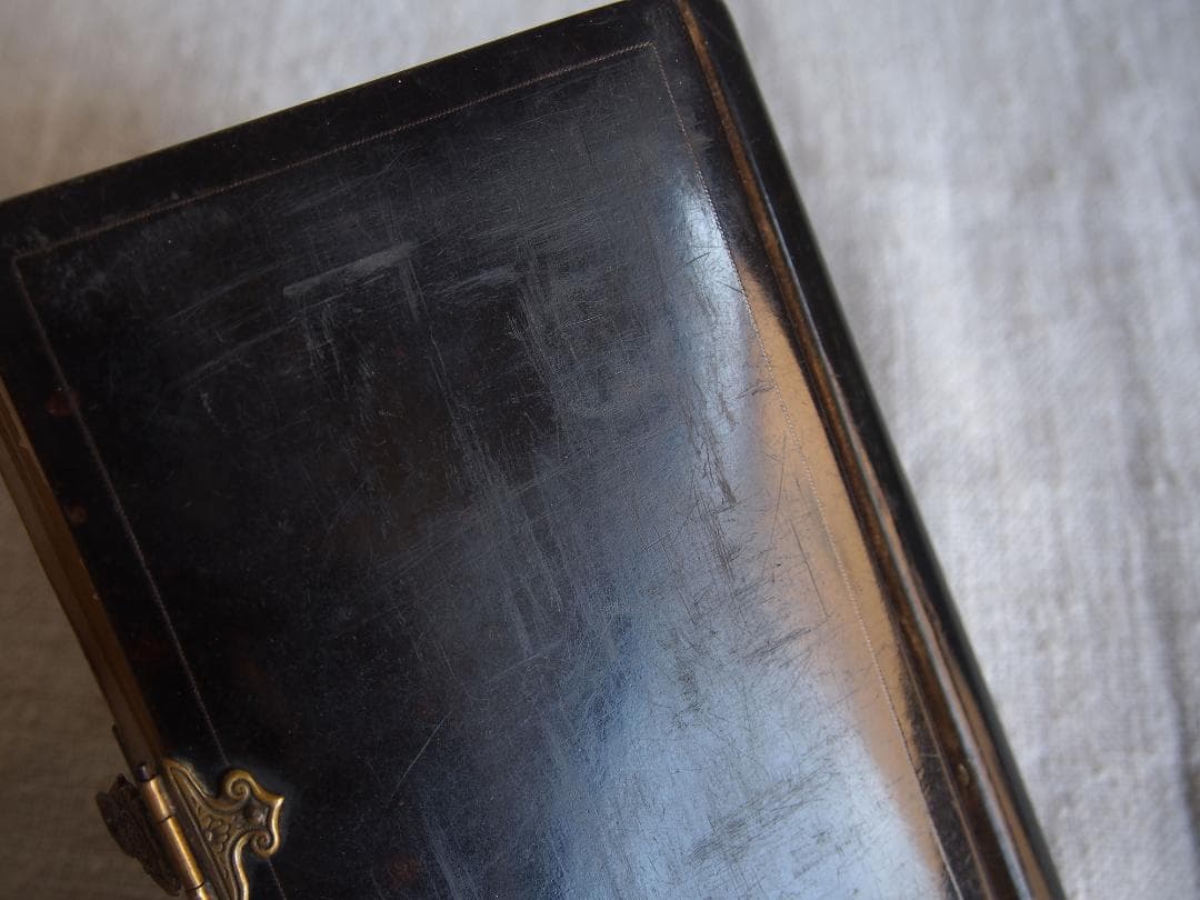 ミサ典礼書 白蝶貝象嵌と金彩装飾の古い本 留め金付きのカトリック祈祷書/K370