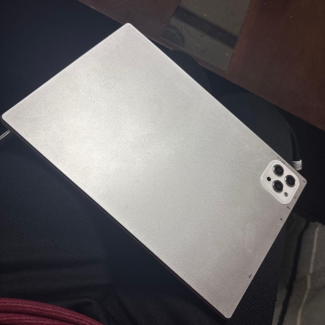 Androidタブレット シルバー