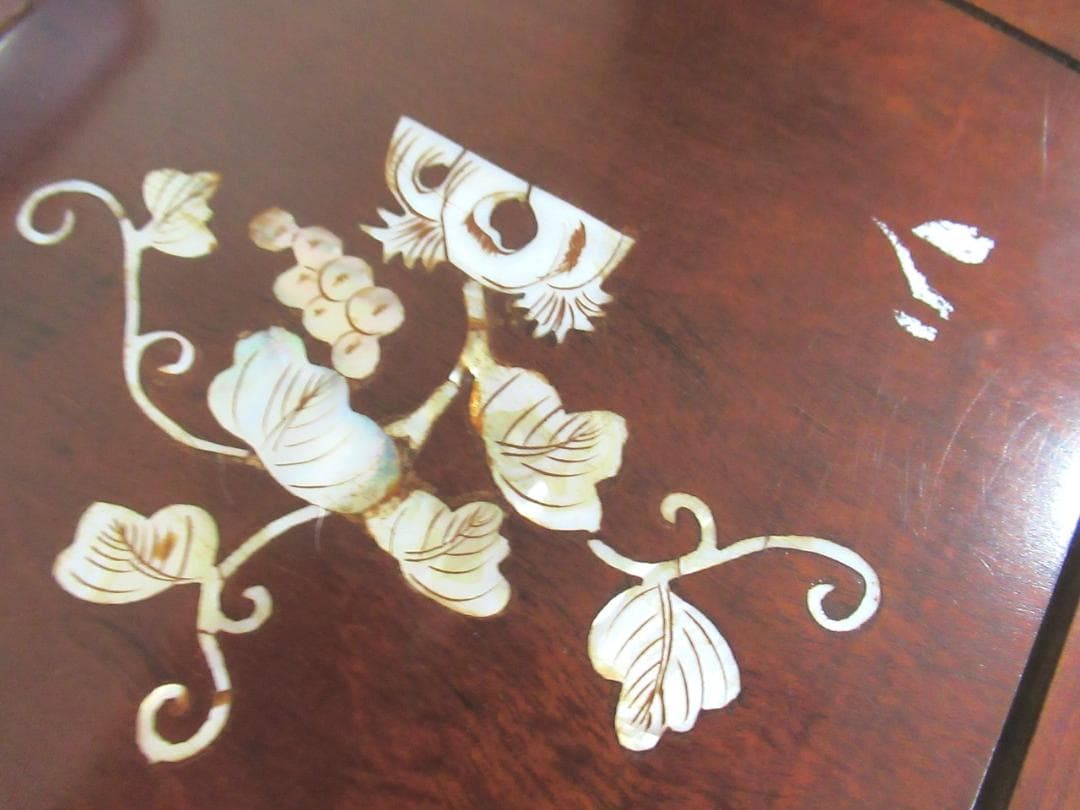 螺鈿家具 　螺鈿細工　 唐木 　花梨　葡萄柄　木製　３段　ミニ箪笥　小引出し