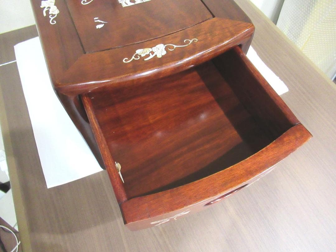 螺鈿家具 　螺鈿細工　 唐木 　花梨　葡萄柄　木製　３段　ミニ箪笥　小引出し