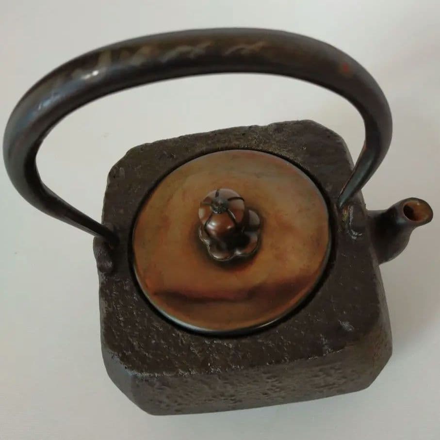 煎茶　鉄瓶　四角い鉄瓶