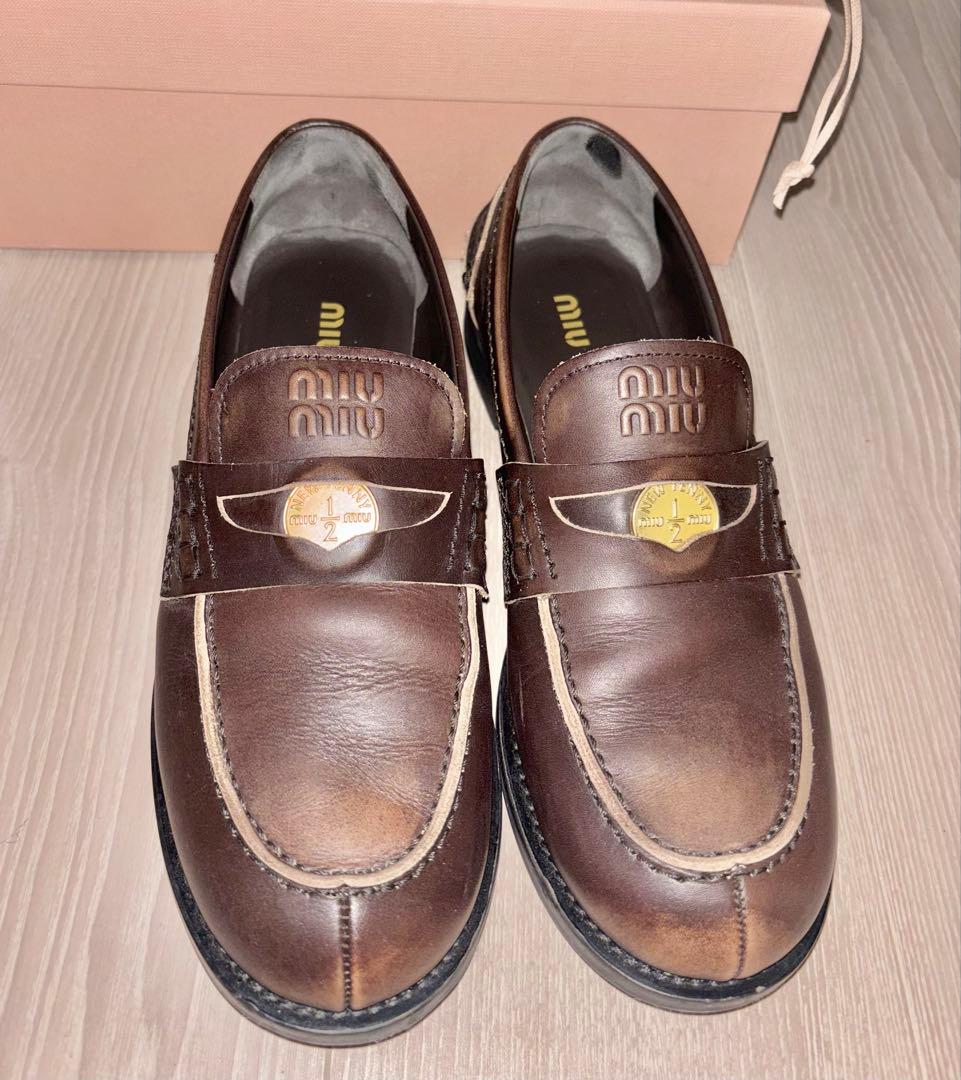 miumiu ブラッシュドレザー ペニーローファー