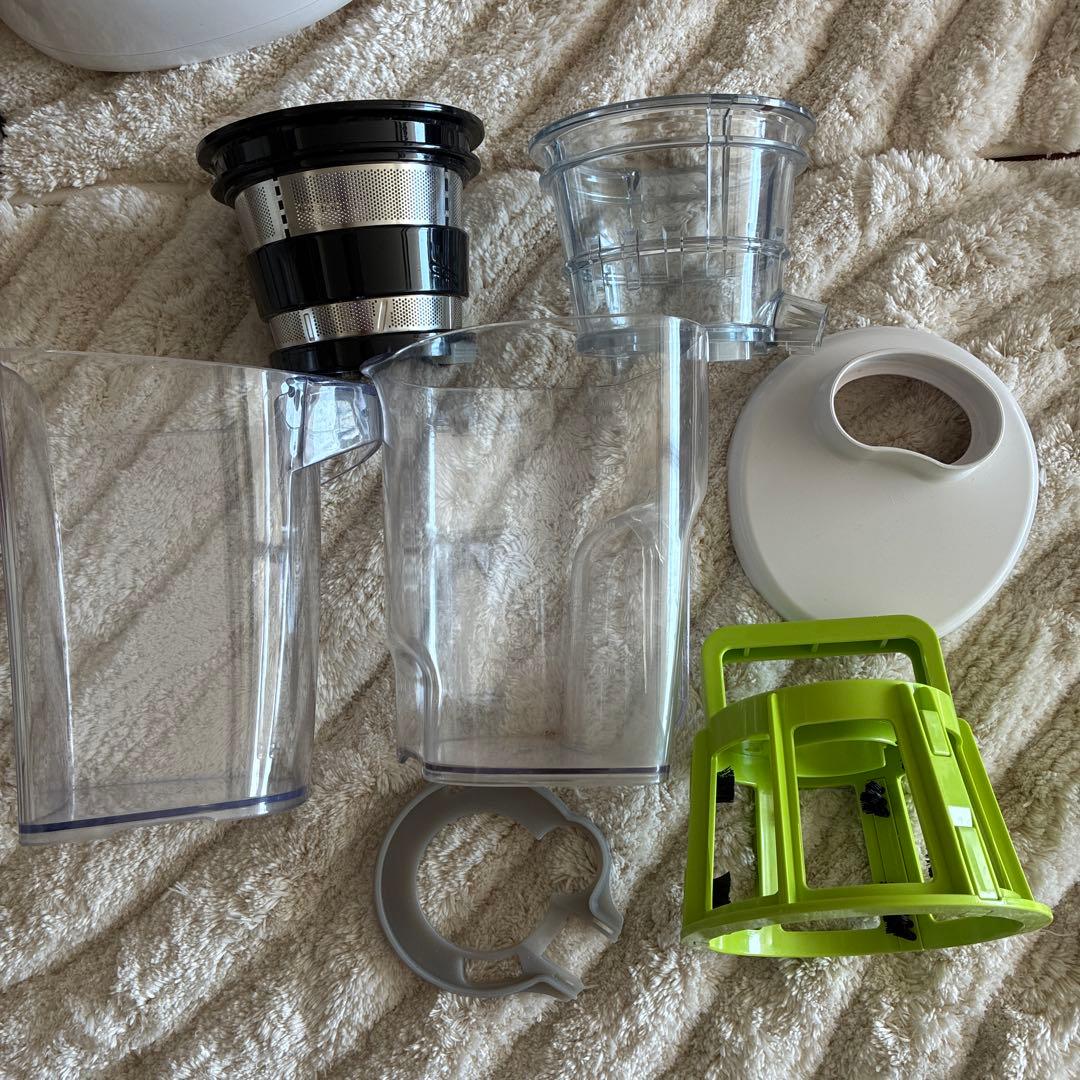 Kuvings スロージューサー 本体と付属品