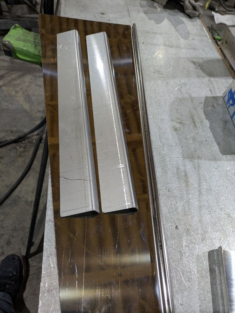 新型17プロフィア、17レンジャー　ウィンドウパネル　ウロコステンレス　デコトラ