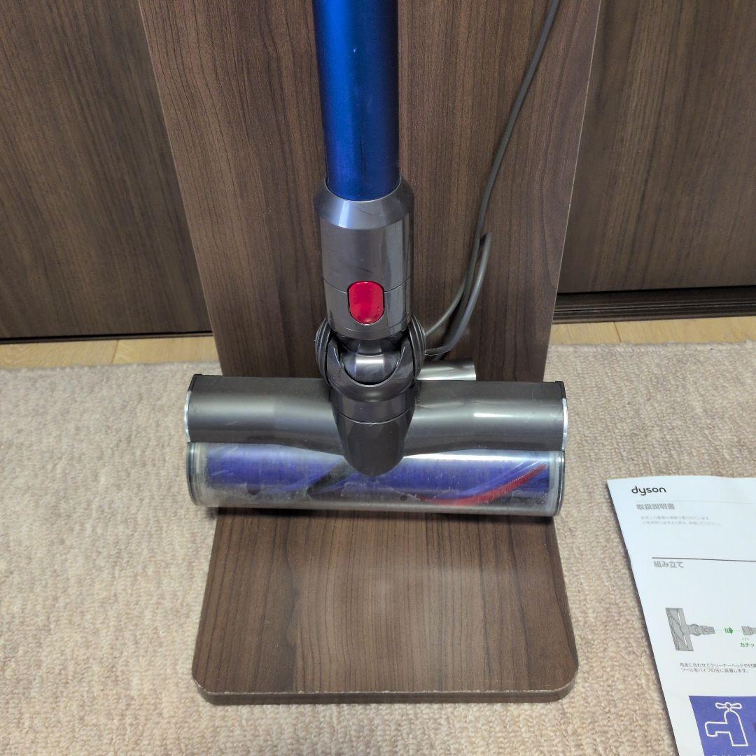 dyson v8スティッククリーナー 本体．付属品多数 掛ける台付き