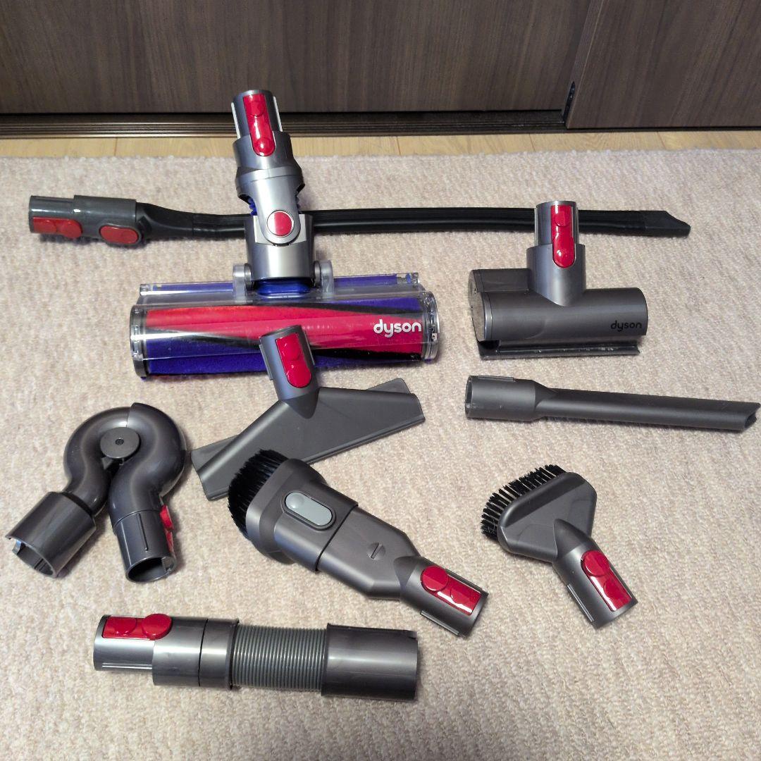 dyson v8スティッククリーナー 本体．付属品多数 掛ける台付き