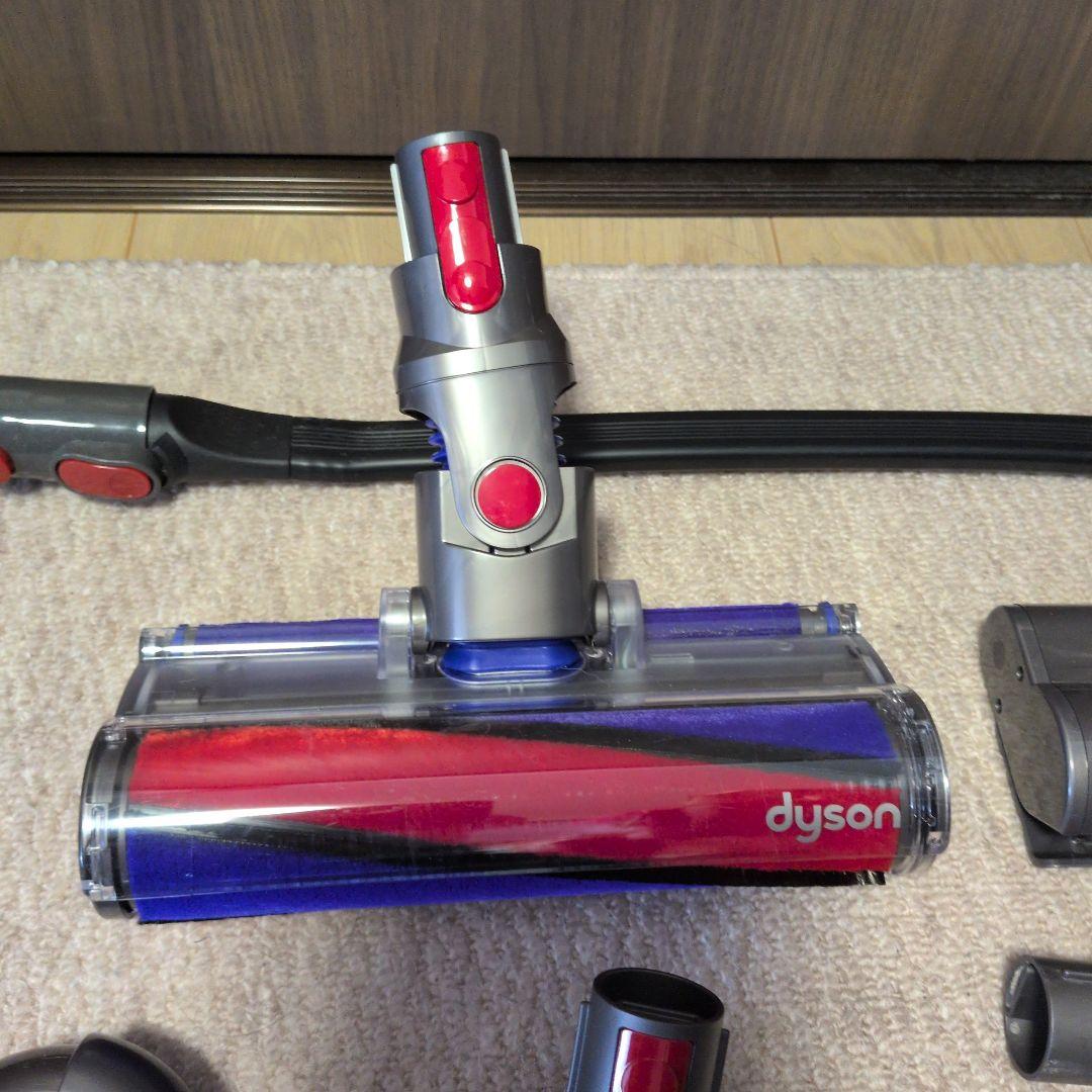 dyson v8スティッククリーナー 本体．付属品多数 掛ける台付き