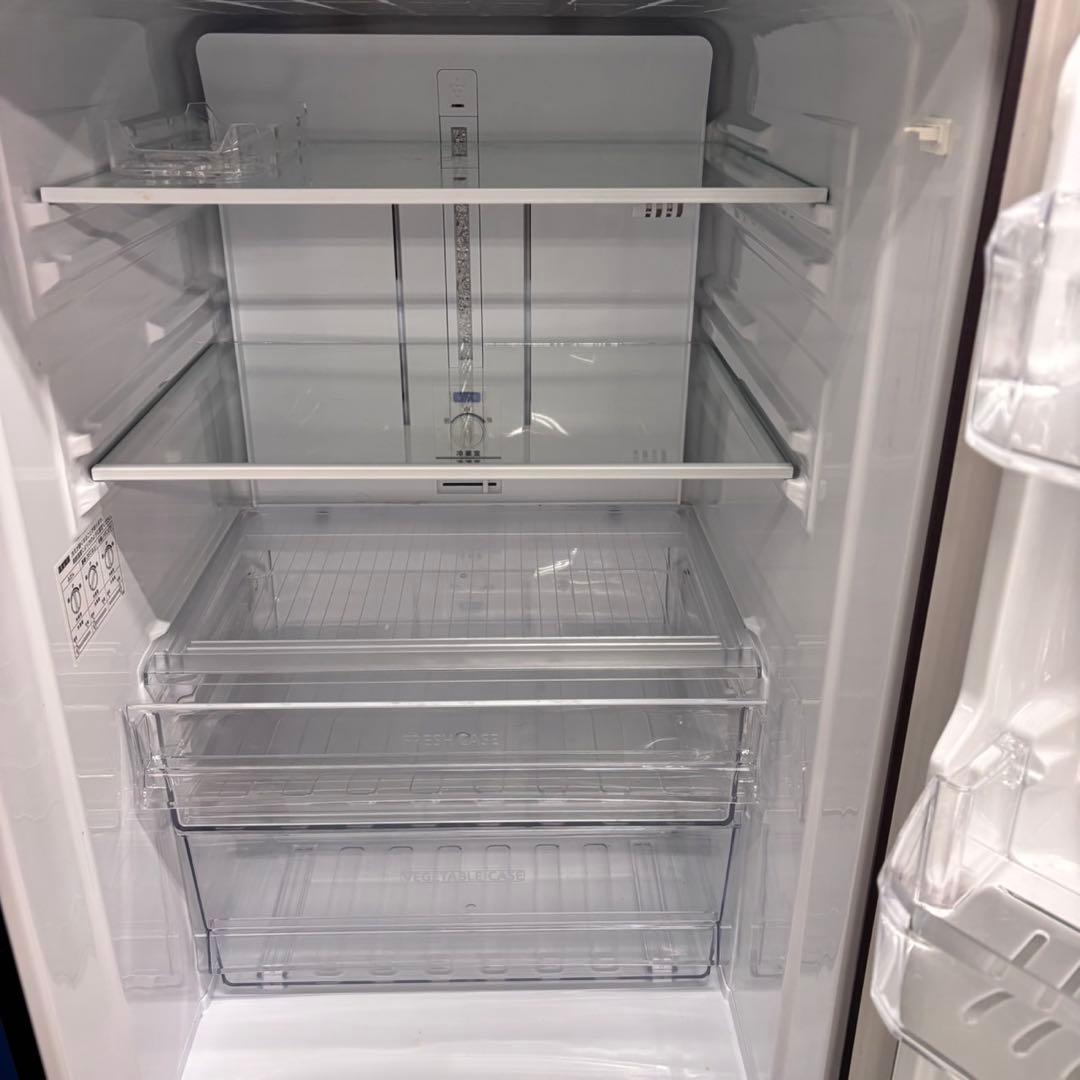 656 SHARP 中型冷蔵庫　200L強　小型　一人暮らし　右開き　2ドア