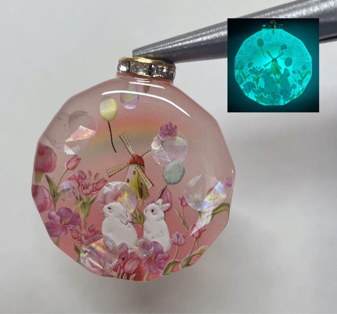 RUKURUKU/虹とチューリップ畑のうさぎ　オルゴナイトキーホルダー