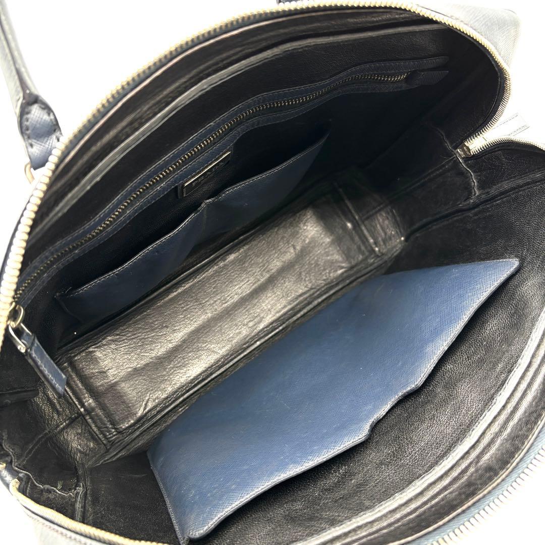 美品 プラダ ビジネスバッグ サフィアーノレザー 三角ロゴ 白タグ ネイビー