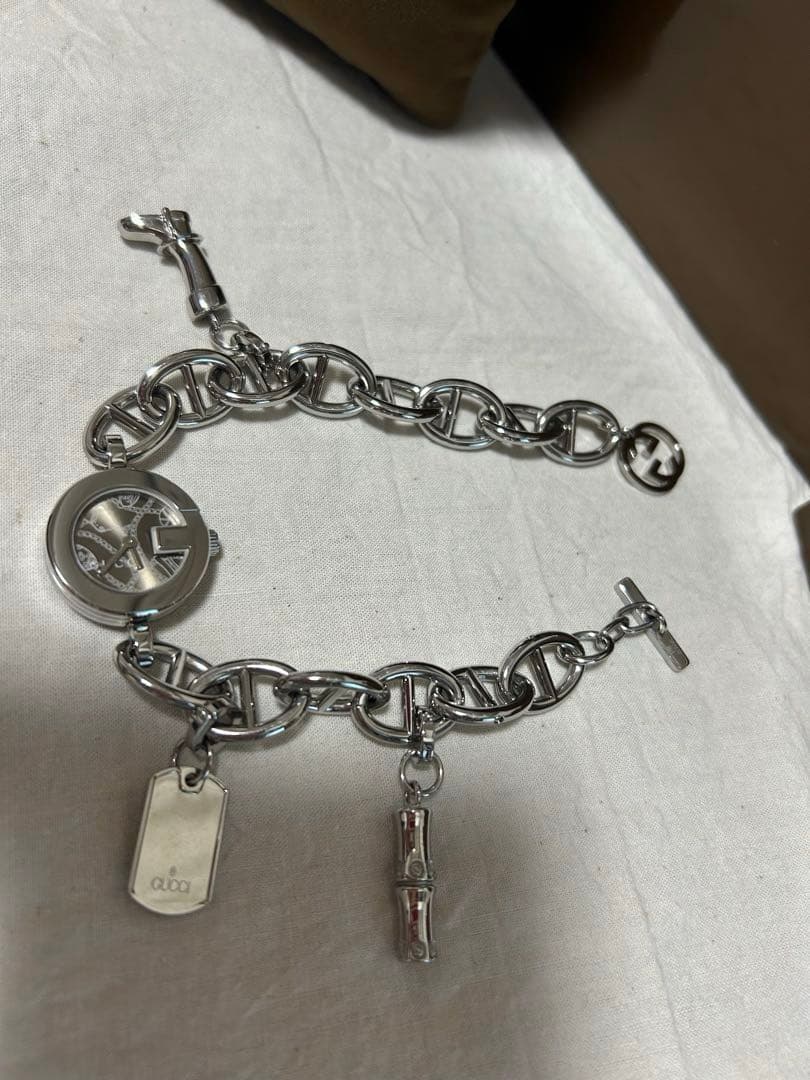 【お値下げ中美品】GUCCI チャーム付きチェーンブレスレットレディース腕時計