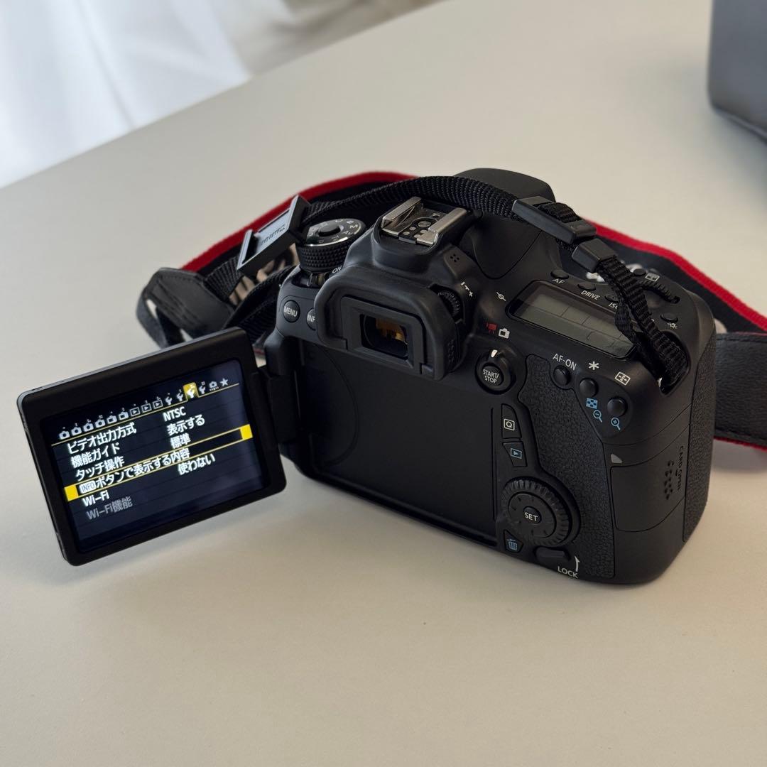 Canon EOS 70D デジタル一眼レフ 本体とレンズ付き