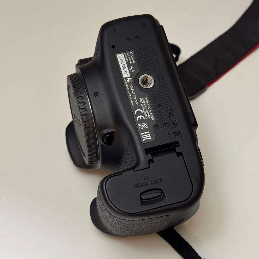 Canon EOS 70D デジタル一眼レフ 本体とレンズ付き