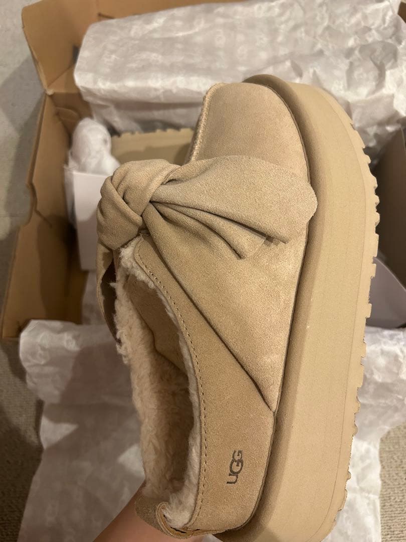 UGG W PLATFORM SLIP-ON BOW 7 サンド