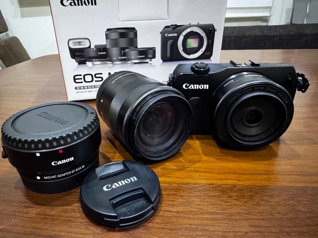 Canon EOS M ミラーレスカメラ　ダブルレンズキット