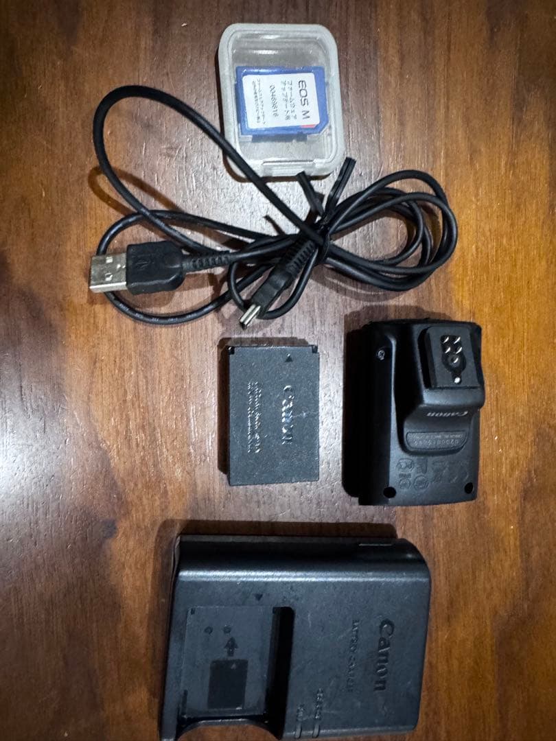 Canon EOS M ミラーレスカメラ　ダブルレンズキット