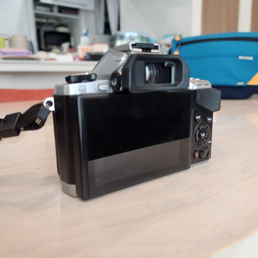 OLYMPUS OM-D E-M10 シャッター数 3257回