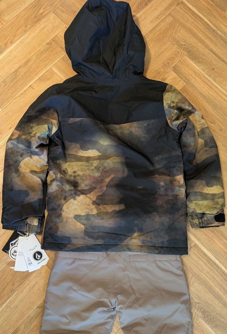 VOLCOM キッズ ウェア M 上下セット 10Y 新品未使用　ボルコム