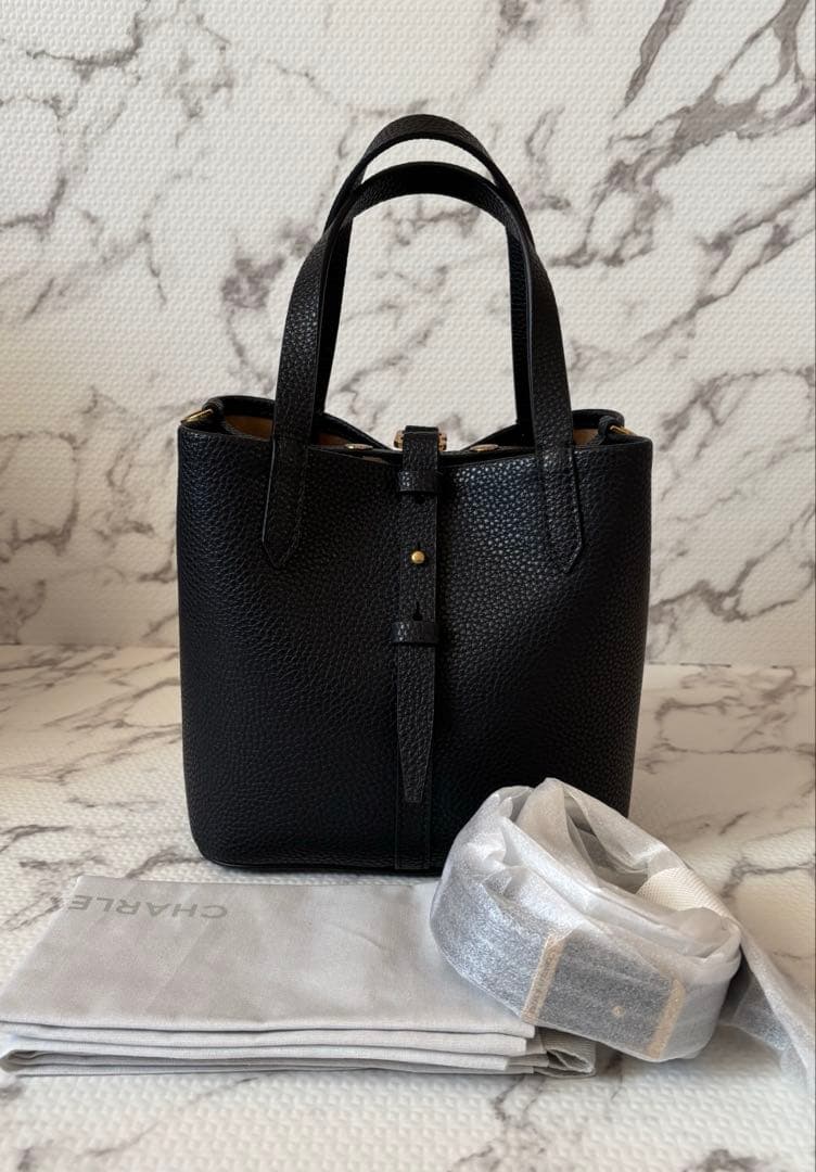 CHARLES＆KEITH ベリル リサイクルレザーバケツバッグ