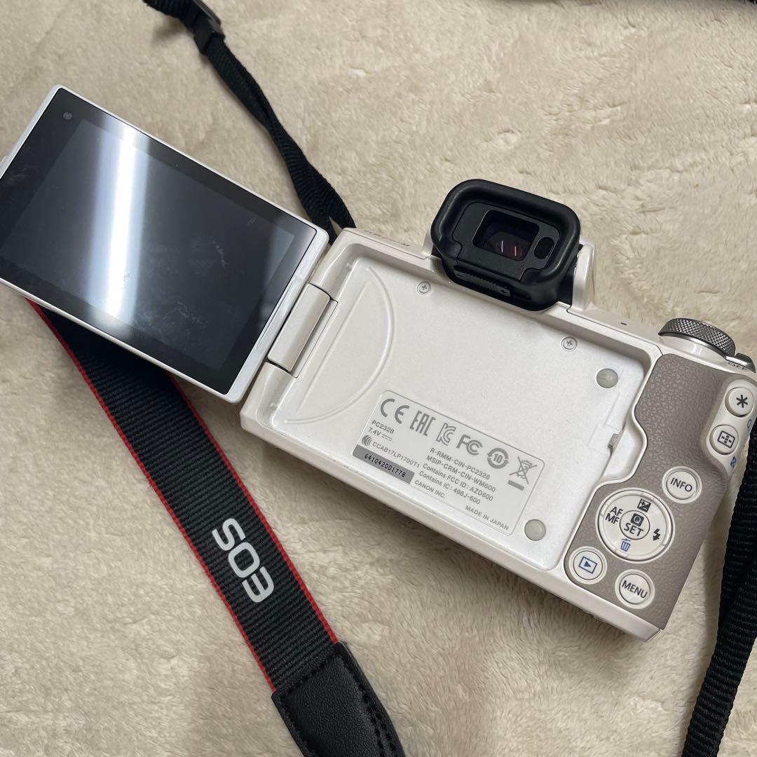 ホワイトCanon EOS Kiss M ダブルズームキット