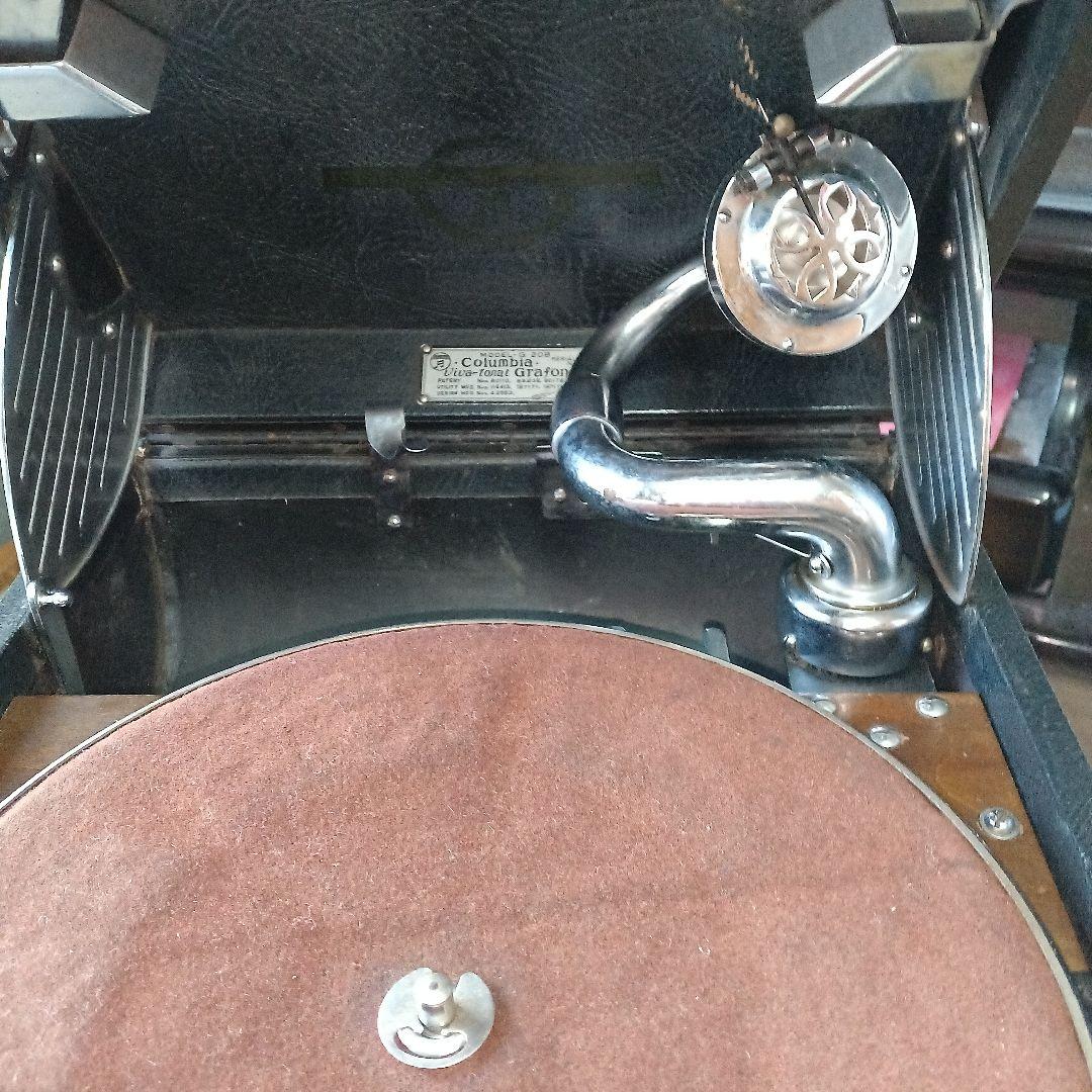レトロなコロンビアの卓上蓄音機です。