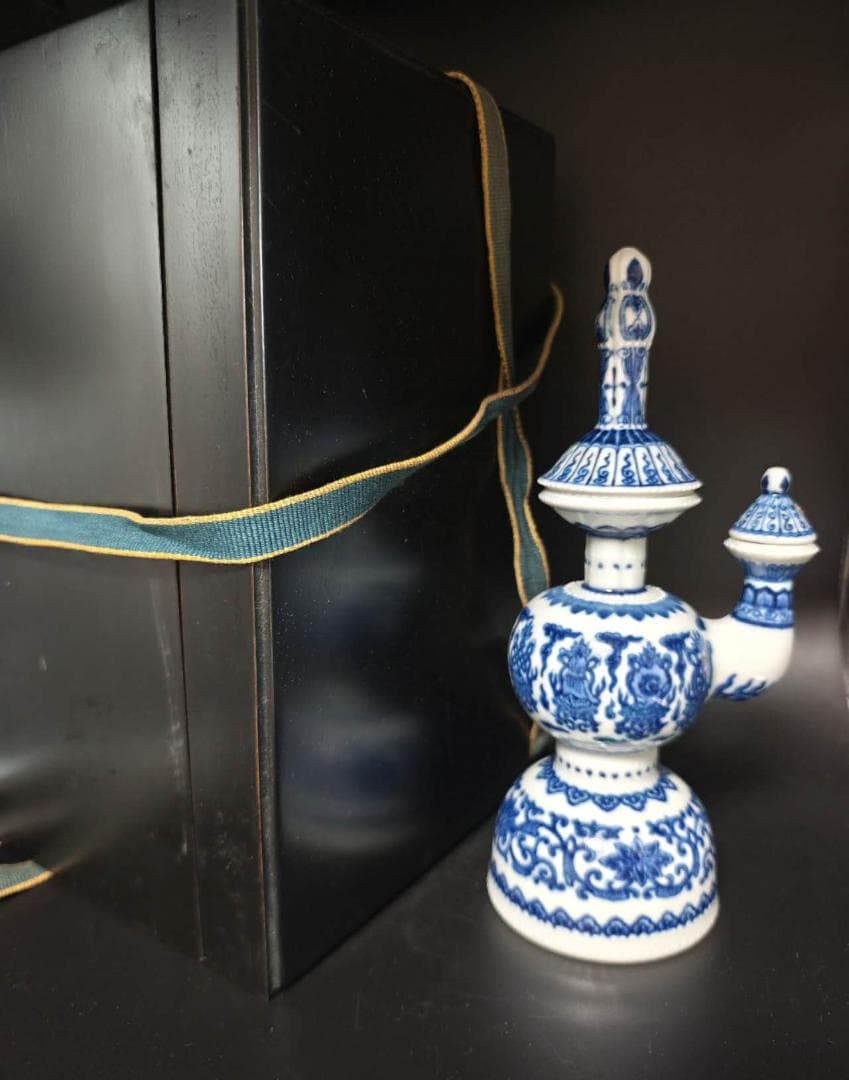 大清乾隆年製　染付青花唐草八宝紋瓶　チベット仏教用具　官窯物(E-19)