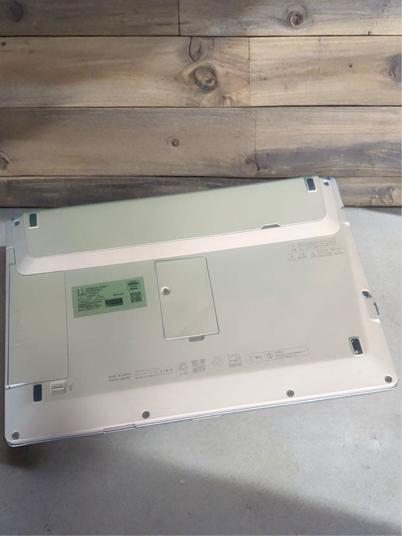 小型軽量✨カメラ、タッチパネル便利❣️白シルバー快適❣️ノートパソコン✨学生社会人‼️