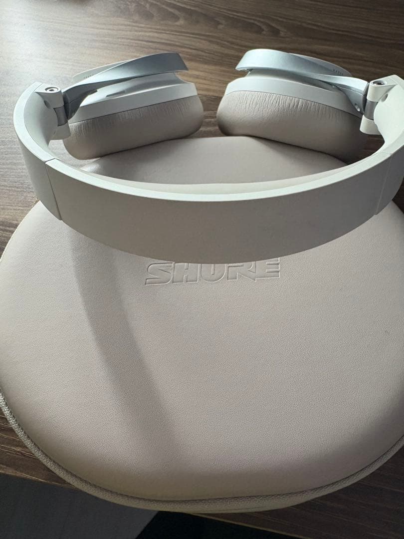r*4様 Shureワイヤレスヘッドホン AONIC40　(白)