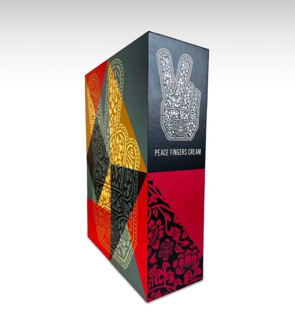置物 Shepard Fairey Peace Fingers Sculpture