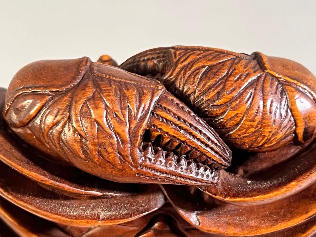 木製カニの彫刻