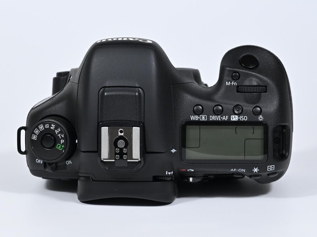 【超美品】キヤノン EOS 7D Mark II ボディ バッテリーグリップ付