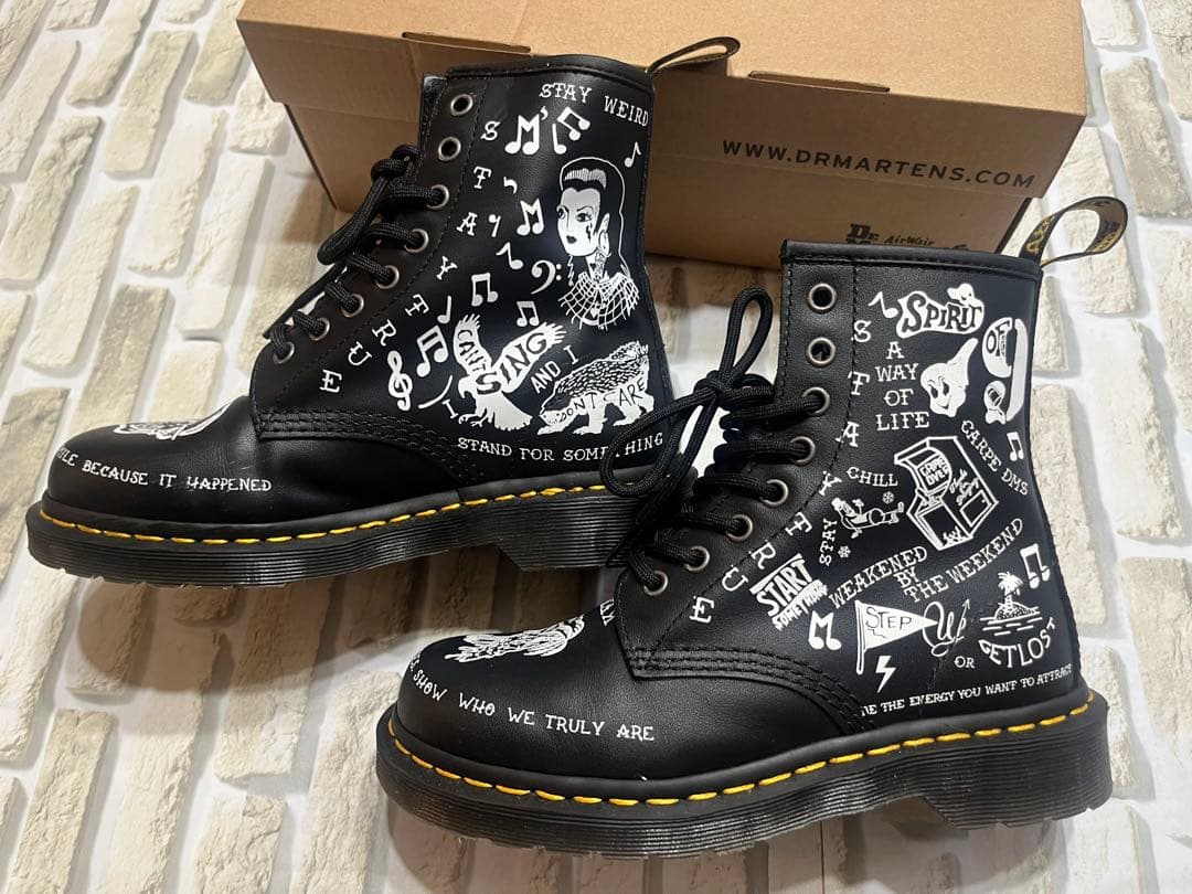 ドクターマーチン 1460 スクリブル 8ホールブーツ