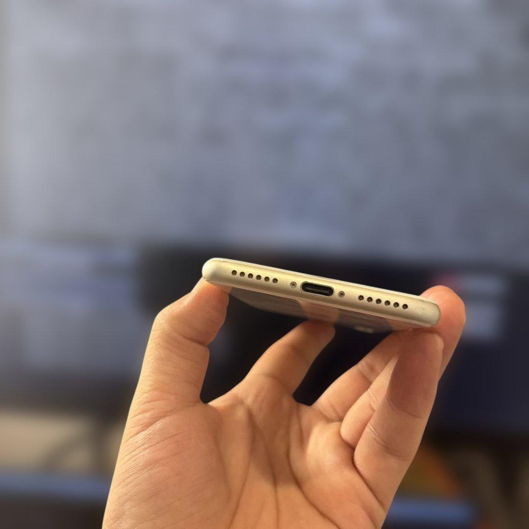 Apple iPhone SE3（特別仕様 ）ホワイト TypeC