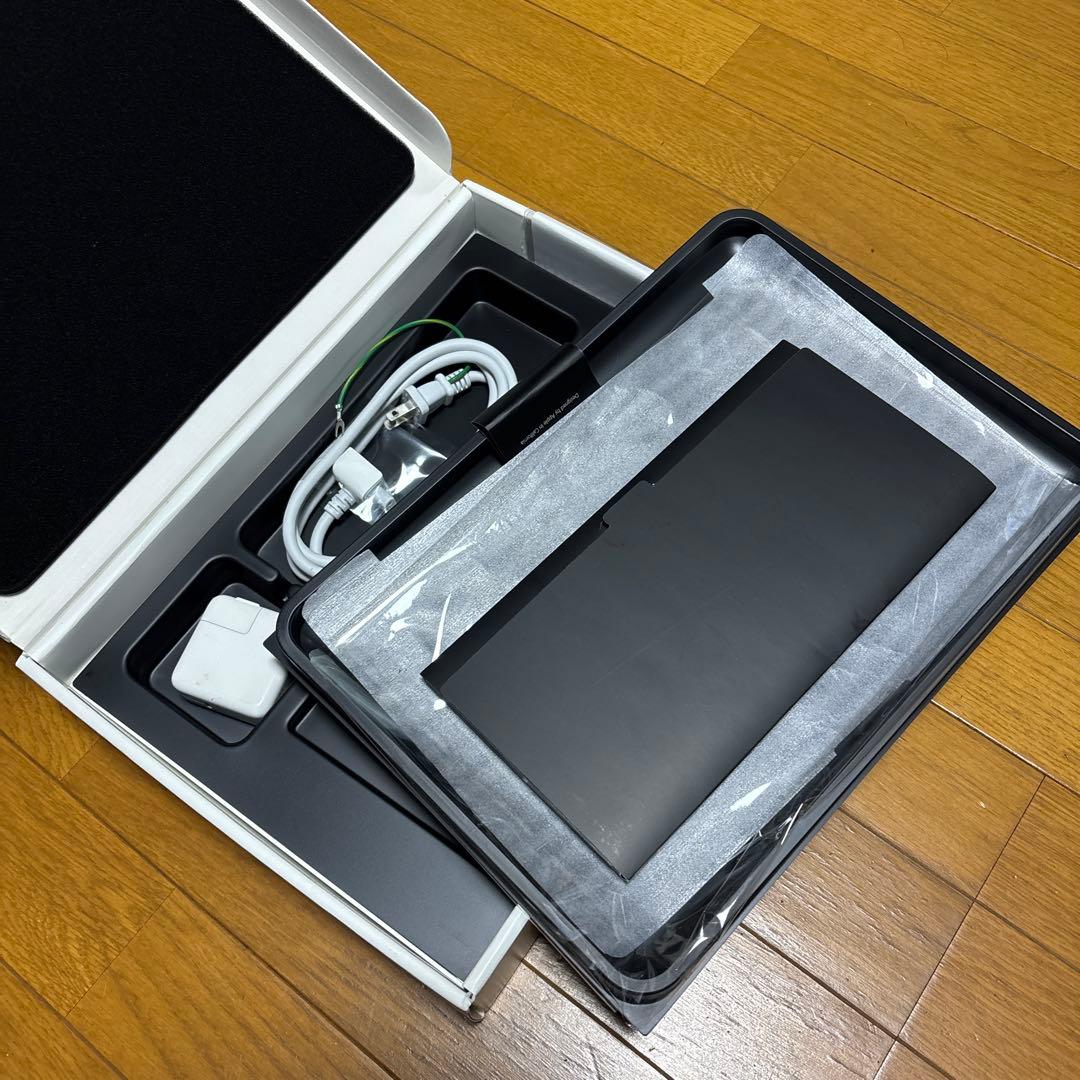 Apple MacBook Air 13インチ (2018) 本体と箱