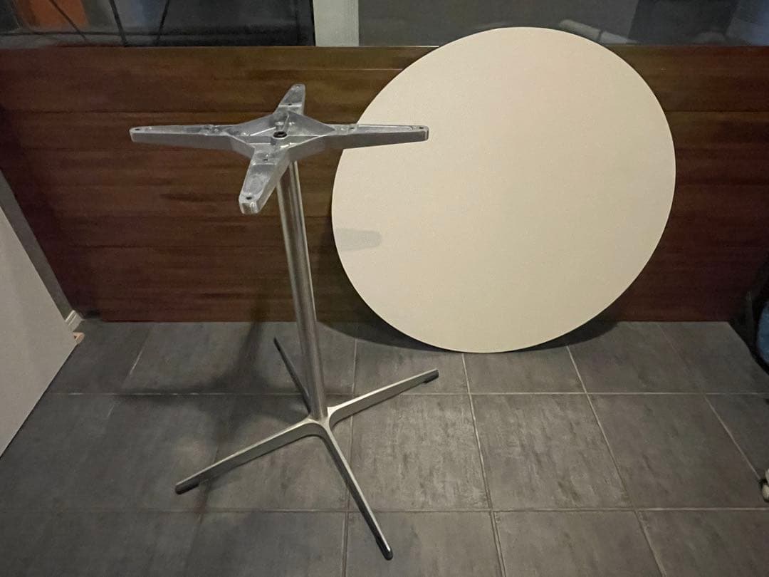 m■ヤコブセン　サーキュラー/ シルバーライン HPL ラウンドテーブル