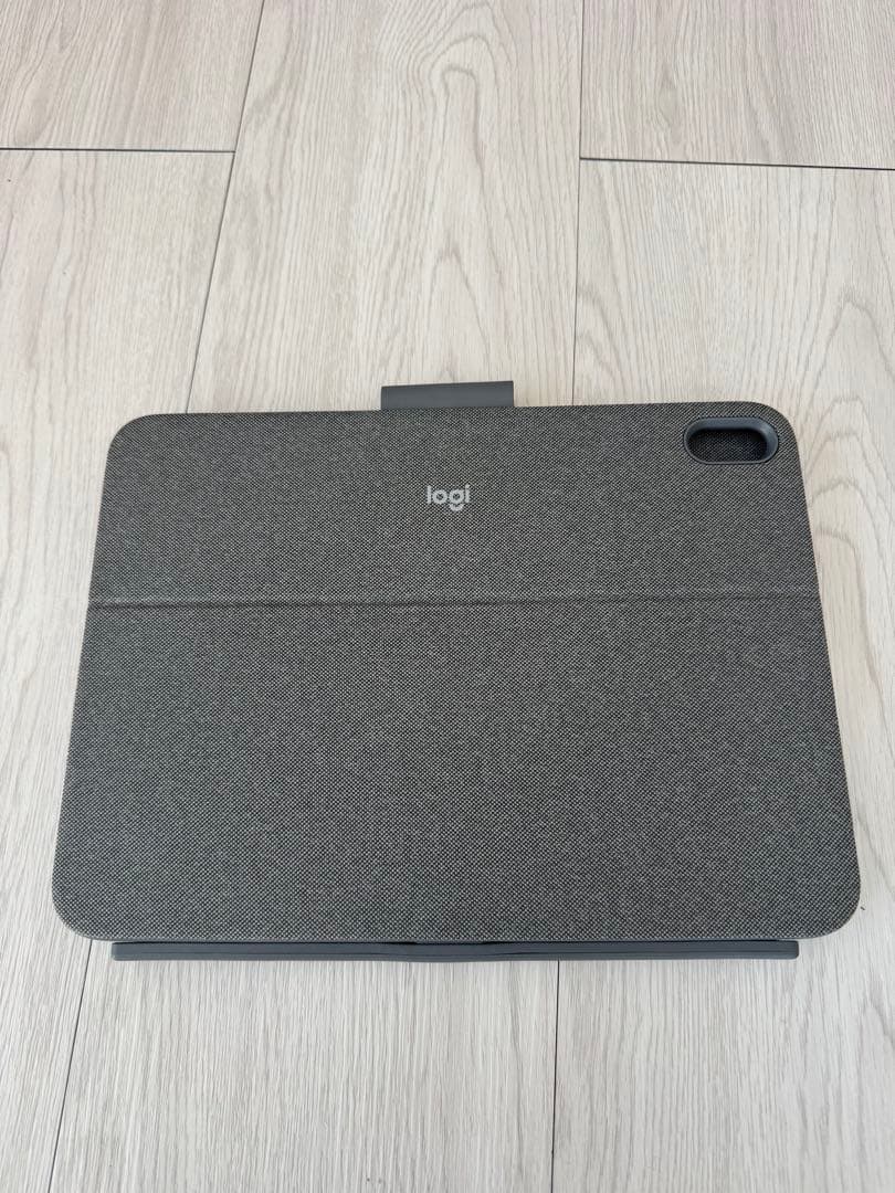 iPad (第10世代) Wi-Fi 64GB + Combo Touch