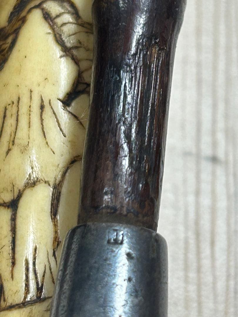 珍品 古い鹿骨の煙管入れと銀製のキセル 印有り